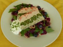 Fischterrine mit grünem Spargel auf Feldsalat und Blaubeervinaigrette - Rezept