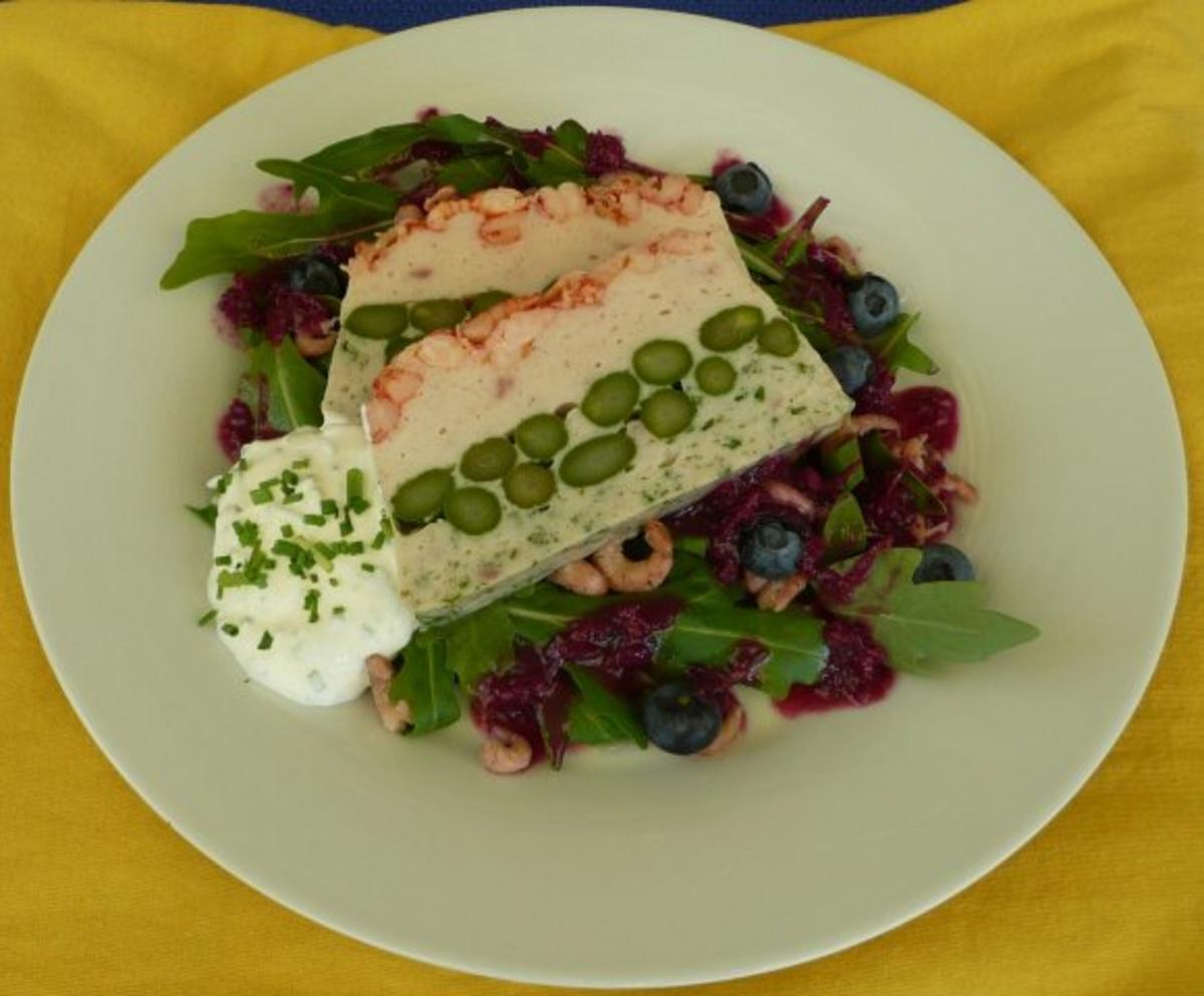 Bilder für Fischterrine mit grünem Spargel auf Feldsalat und Blaubeervinaigrette - Rezept