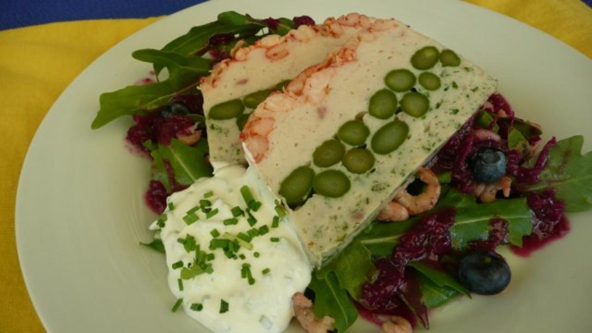 Fischterrine mit grünem Spargel auf Feldsalat und Blaubeervinaigrette - Rezept - Bild Nr. 5