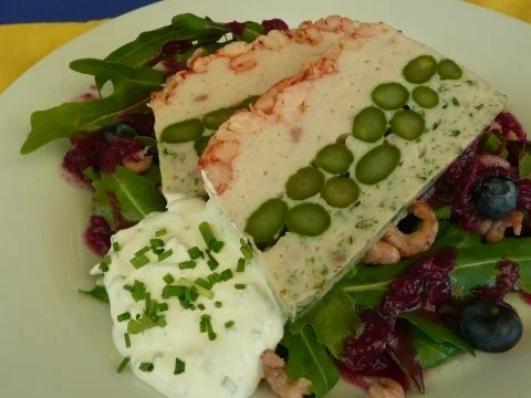 Fischterrine mit grünem Spargel auf Feldsalat und Blaubeervinaigrette - Rezept - Bild Nr. 5