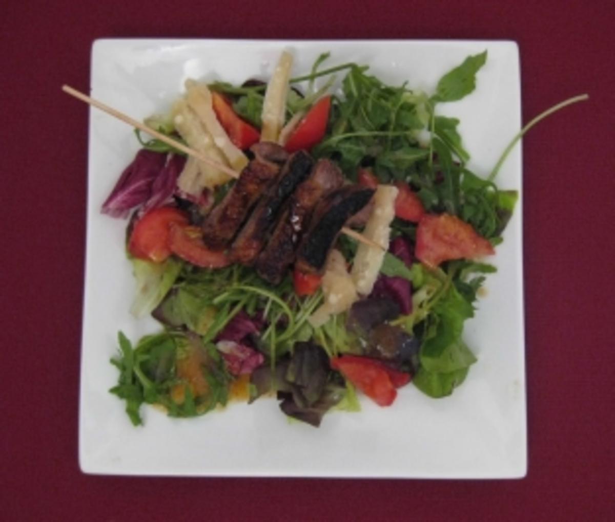 Entenbrustspieß auf Salat mit Parmesan und Himbeeressig - Rezept