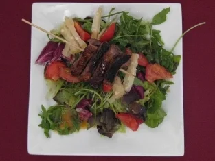 Entenbrustspieß auf Salat mit Parmesan und Himbeeressig - Rezept