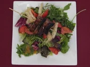 Entenbrustspieß auf Salat mit Parmesan und Himbeeressig - Rezept