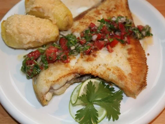 Rezept: Scholle mit Kräutersalsa und schwedischen Kartoffel Scholle mit Kräutersalsa und schwedischen Kartoffel - Rezept