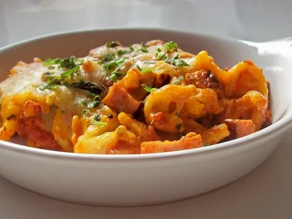 Rezept: Feuriger Spätzle-Leberkäse-Auflauf mit cremiger Gemüse-Tomatensoße Feuriger Spätzle-Leberkäse-Auflauf mit cremiger Gemüse-Tomatensoße - Rezept