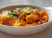 Feuriger Spätzle-Leberkäse-Auflauf mit cremiger Gemüse-Tomatensoße - Rezept