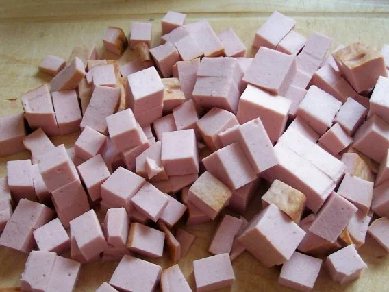 Rezept: Feuriger Spätzle-Leberkäse-Auflauf mit cremiger Gemüse-Tomatensoße Bild Nr. 2 Feuriger Spätzle-Leberkäse-Auflauf mit cremiger Gemüse-Tomatensoße - Rezept - Bild Nr. 2