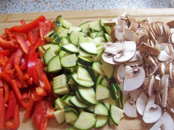 Rezept: Feuriger Spätzle-Leberkäse-Auflauf mit cremiger Gemüse-Tomatensoße Bild Nr. 4 Feuriger Spätzle-Leberkäse-Auflauf mit cremiger Gemüse-Tomatensoße - Rezept - Bild Nr. 4