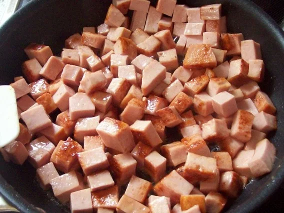 Rezept: Feuriger Spätzle-Leberkäse-Auflauf mit cremiger Gemüse-Tomatensoße Bild Nr. 5 Feuriger Spätzle-Leberkäse-Auflauf mit cremiger Gemüse-Tomatensoße - Rezept - Bild Nr. 5