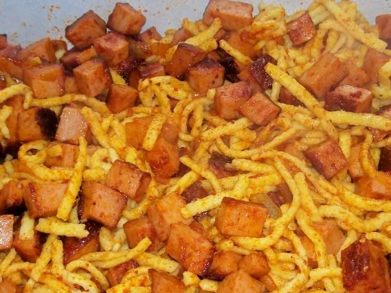 Rezept: Feuriger Spätzle-Leberkäse-Auflauf mit cremiger Gemüse-Tomatensoße Bild Nr. 6 Feuriger Spätzle-Leberkäse-Auflauf mit cremiger Gemüse-Tomatensoße - Rezept - Bild Nr. 6