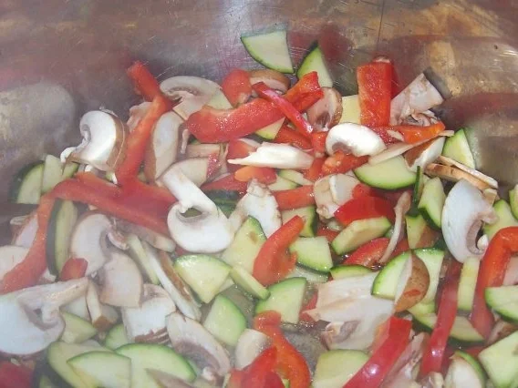 Rezept: Feuriger Spätzle-Leberkäse-Auflauf mit cremiger Gemüse-Tomatensoße Bild Nr. 7 Feuriger Spätzle-Leberkäse-Auflauf mit cremiger Gemüse-Tomatensoße - Rezept - Bild Nr. 7