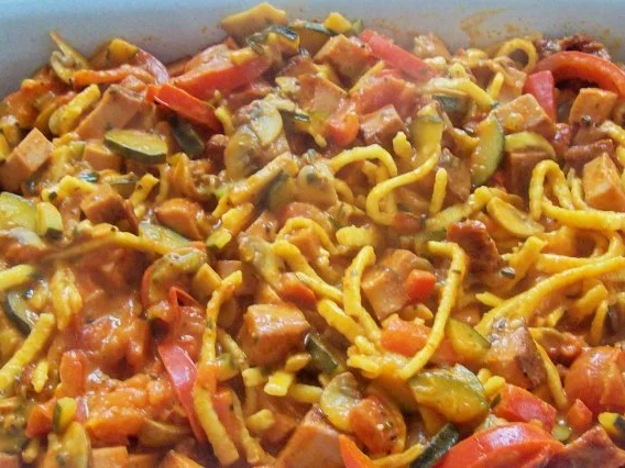 Rezept: Feuriger Spätzle-Leberkäse-Auflauf mit cremiger Gemüse-Tomatensoße Bild Nr. 8 Feuriger Spätzle-Leberkäse-Auflauf mit cremiger Gemüse-Tomatensoße - Rezept - Bild Nr. 8