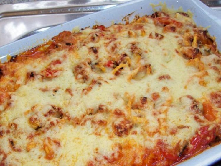 Feuriger Spätzle Leberkäse Auflauf mit cremiger Gemüse Tomatensoße ...