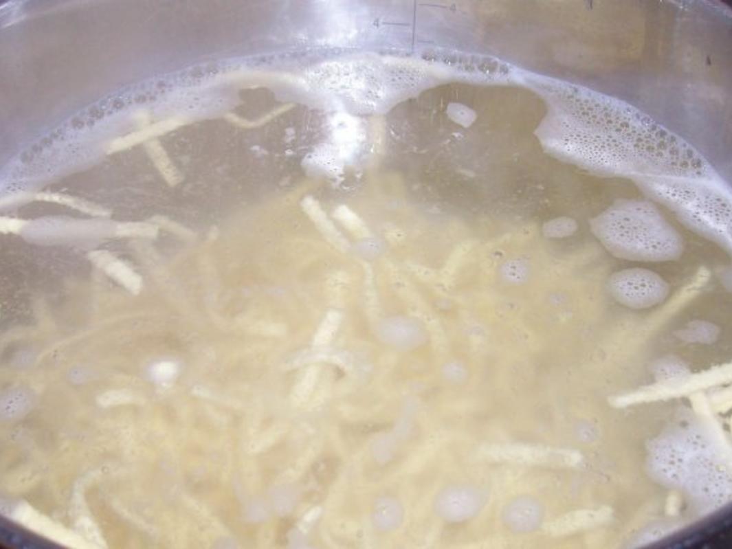 Feuriger Spätzle Leberkäse Auflauf mit cremiger Gemüse Tomatensoße ...