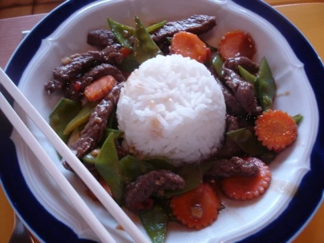 Chinesisches Rindfleisch mit Zuckerschoten und Möhrenblüten - Rezept