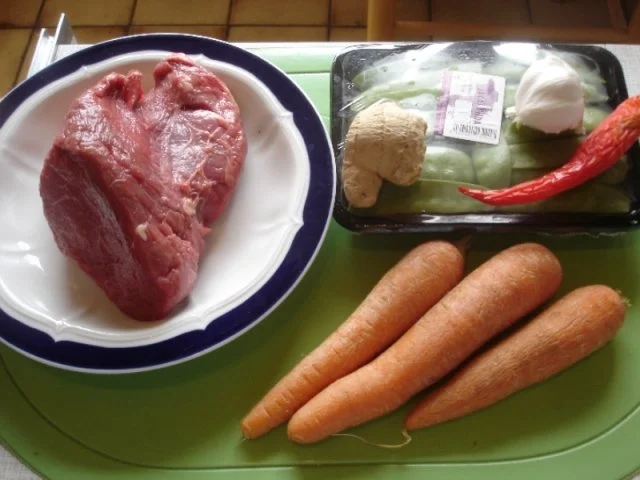 Chinesisches Rindfleisch mit Zuckerschoten und Möhrenblüten - Rezept - Bild Nr. 2