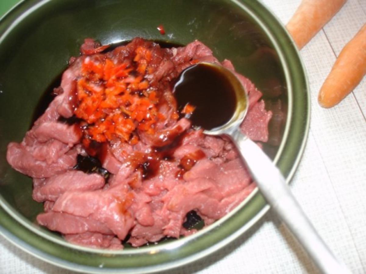 Chinesisches Rindfleisch mit Zuckerschoten und Möhrenblüten - Rezept - Bild Nr. 5