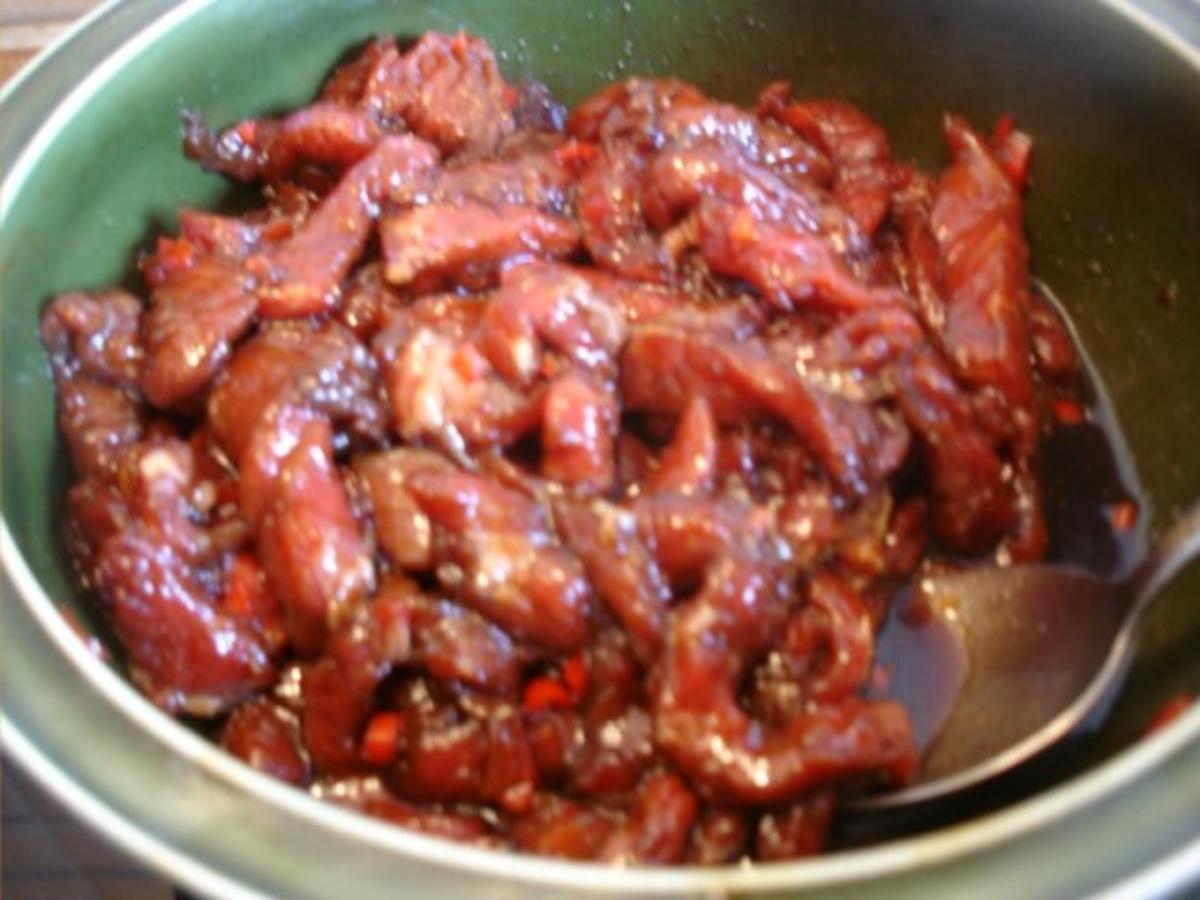 Chinesisches Rindfleisch mit Zuckerschoten und Möhrenblüten - Rezept - Bild Nr. 7