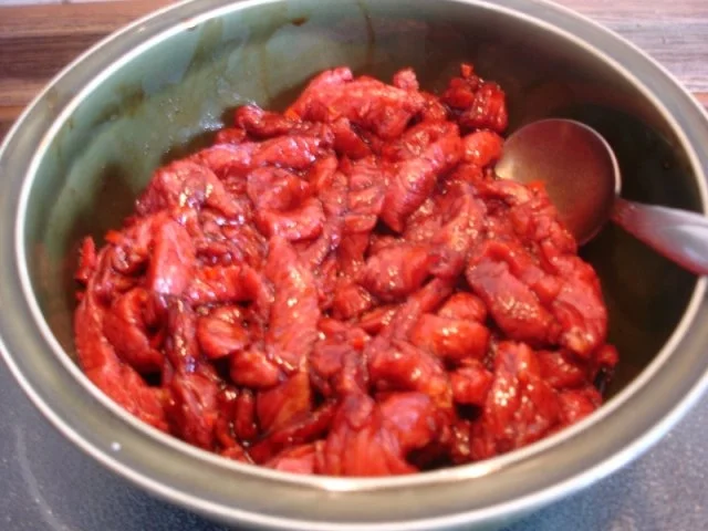 Chinesisches Rindfleisch mit Zuckerschoten und Möhrenblüten - Rezept - Bild Nr. 6