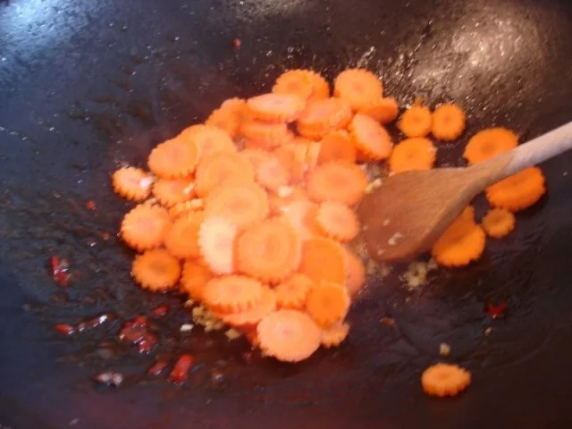 Chinesisches Rindfleisch mit Zuckerschoten und Möhrenblüten - Rezept - Bild Nr. 12