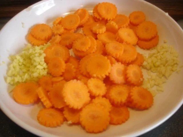 Chinesisches Rindfleisch mit Zuckerschoten und Möhrenblüten - Rezept - Bild Nr. 9