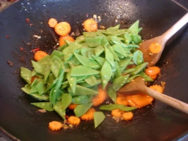 Chinesisches Rindfleisch mit Zuckerschoten und Möhrenblüten - Rezept - Bild Nr. 13