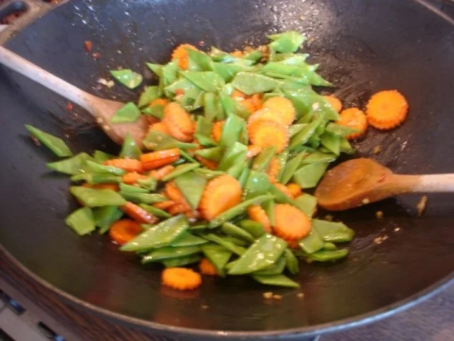 Chinesisches Rindfleisch mit Zuckerschoten und Möhrenblüten - Rezept - Bild Nr. 14