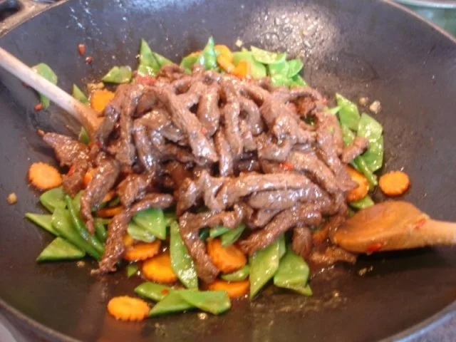 Chinesisches Rindfleisch mit Zuckerschoten und Möhrenblüten - Rezept - Bild Nr. 15