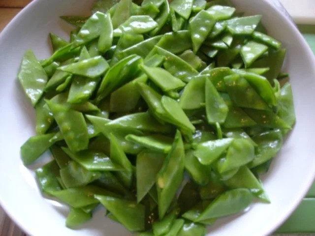 Chinesisches Rindfleisch mit Zuckerschoten und Möhrenblüten - Rezept - Bild Nr. 8