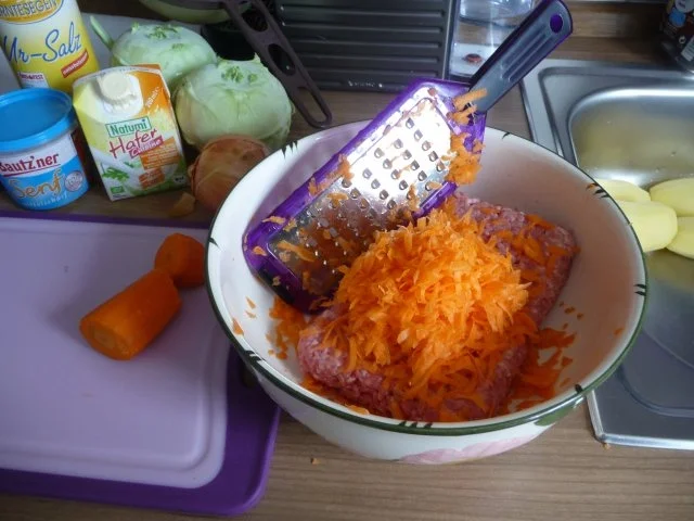 Rezept: Hackfleisch : Fleischküchle / Bouletten / Frikadellen an Kohlrabigemüse mit Salzkartoffeln Bild Nr. 4 Hackfleisch : Fleischküchle / Bouletten / Frikadellen an Kohlrabigemüse mit Salzkartoffeln - Rezept - Bild Nr. 4