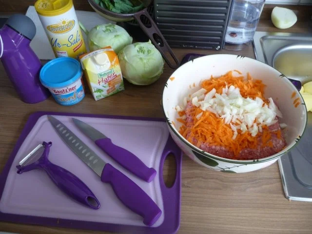 Rezept: Hackfleisch : Fleischküchle / Bouletten / Frikadellen an Kohlrabigemüse mit Salzkartoffeln Bild Nr. 6 Hackfleisch : Fleischküchle / Bouletten / Frikadellen an Kohlrabigemüse mit Salzkartoffeln - Rezept - Bild Nr. 6