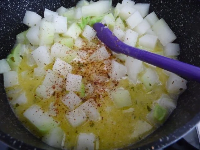 Rezept: Hackfleisch : Fleischküchle / Bouletten / Frikadellen an Kohlrabigemüse mit Salzkartoffeln Bild Nr. 16 Hackfleisch : Fleischküchle / Bouletten / Frikadellen an Kohlrabigemüse mit Salzkartoffeln - Rezept - Bild Nr. 16