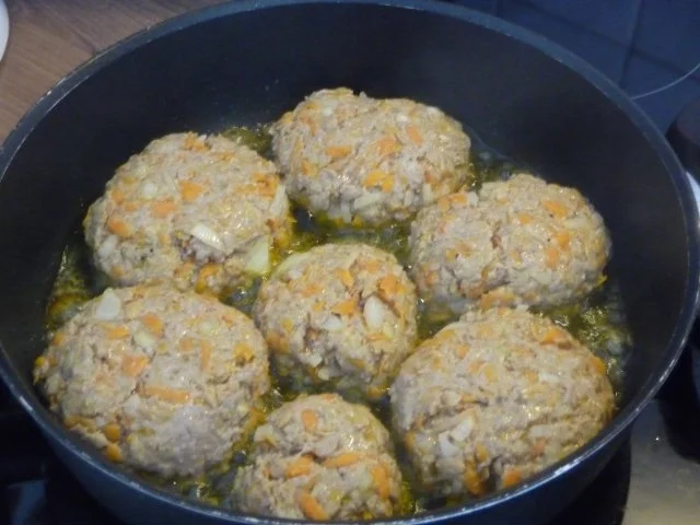 Rezept: Hackfleisch : Fleischküchle / Bouletten / Frikadellen an Kohlrabigemüse mit Salzkartoffeln Bild Nr. 20 Hackfleisch : Fleischküchle / Bouletten / Frikadellen an Kohlrabigemüse mit Salzkartoffeln - Rezept - Bild Nr. 20