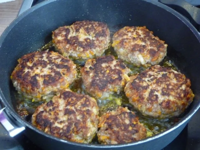 Rezept: Hackfleisch : Fleischküchle / Bouletten / Frikadellen an Kohlrabigemüse mit Salzkartoffeln Bild Nr. 21 Hackfleisch : Fleischküchle / Bouletten / Frikadellen an Kohlrabigemüse mit Salzkartoffeln - Rezept - Bild Nr. 21