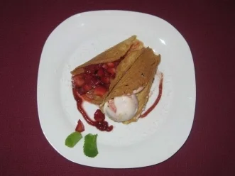 Erdbeereis mit weißer Schokolade im Waffelhorn nach Oma Cillis Rezept - Rezept