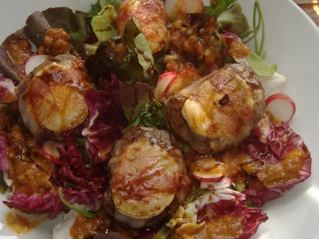 Salat mit Rinderfilet,Ziegenkäse,Bacon und Tomatenvinaigrette - Rezept