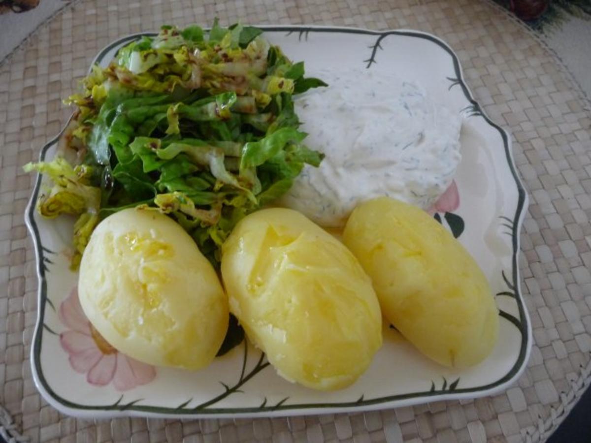 Bilder für Fleischlos : Pellkartoffeln mit Leinöl, dazu Quark und Salat - Rezept