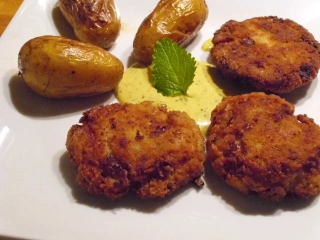 Kabeljaupflanzerl mit Drillingen und Aioli - Rezept