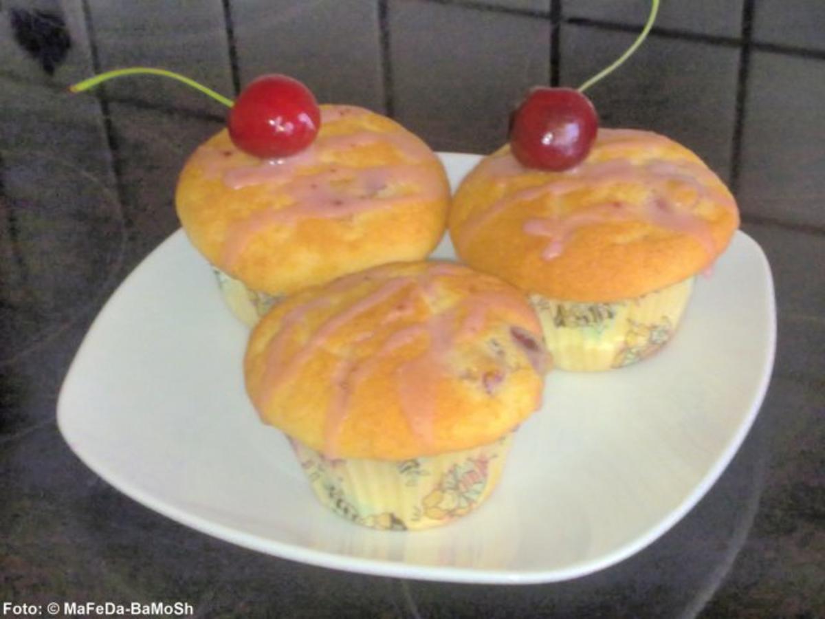 Vanille-Muffins mit Kirschen - Rezept mit Bild - kochbar.de