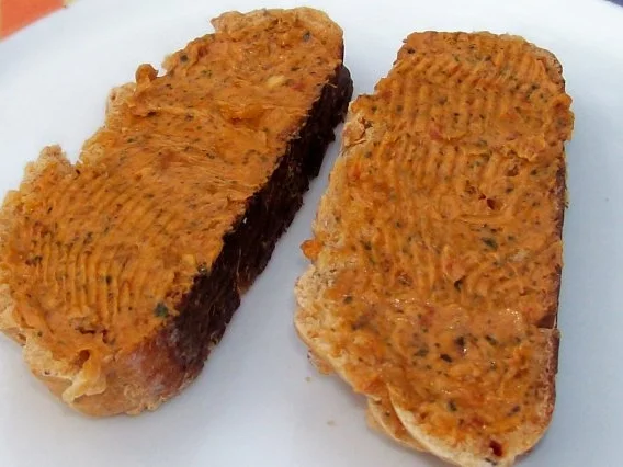 Grillen: Aprikosen-Tomaten-Butter - Rezept