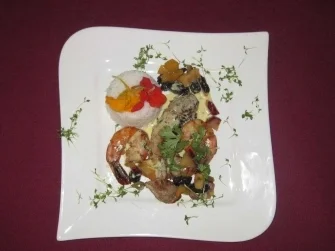 Kaninchenfilet und Gambas auf Pflaumengemüse - Mar y Montana einmal anders - Rezept
