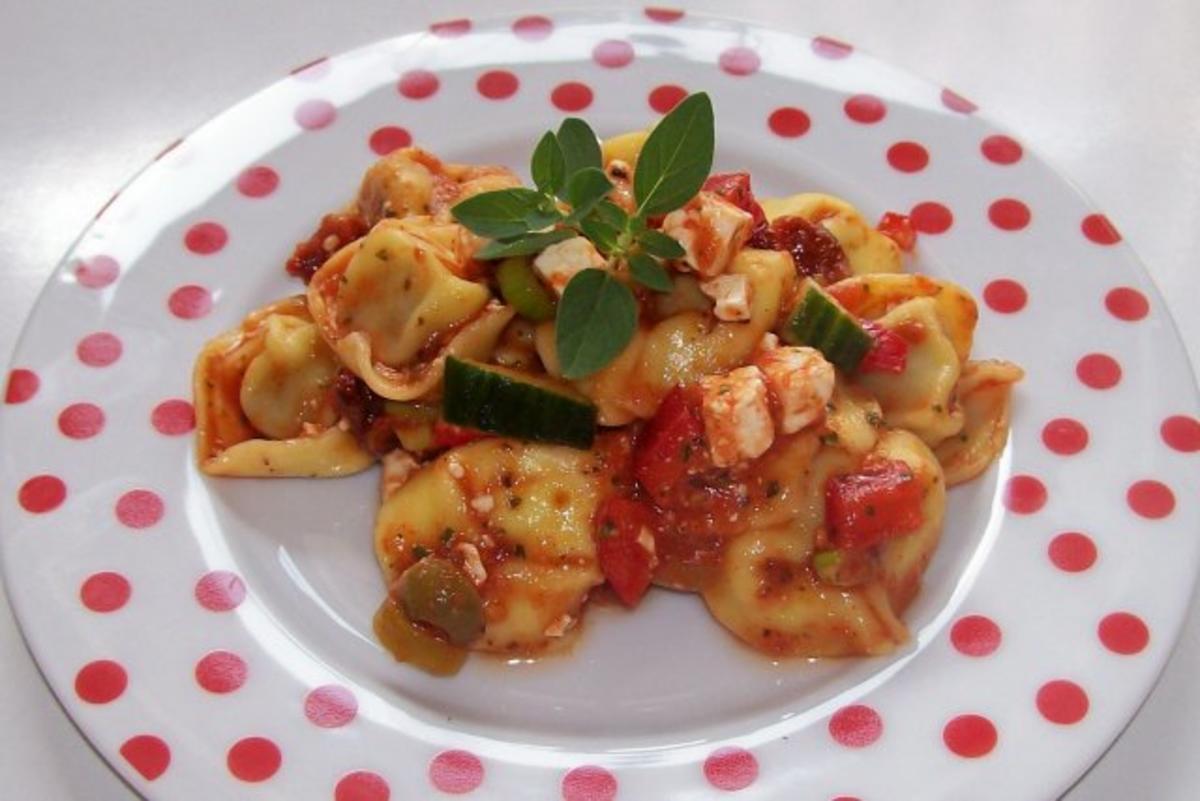 Tortellinisalat mit Tomatendressing und Kräutern - Rezept - kochbar.de