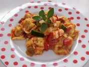 Tortellinisalat mit Tomatendressing und Kräutern - Rezept