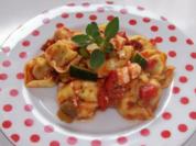 Tortellinisalat mit Tomatendressing und Kräutern - Rezept