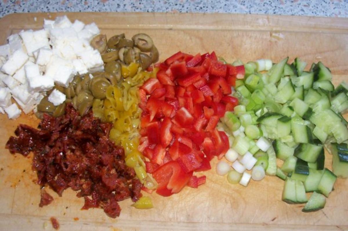 Tortellinisalat mit Tomatendressing und Kräutern - Rezept - Bild Nr. 2