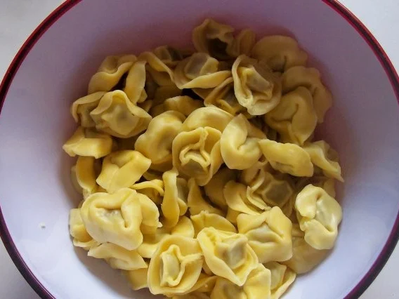Tortellinisalat mit Tomatendressing und Kräutern - Rezept - Bild Nr. 3
