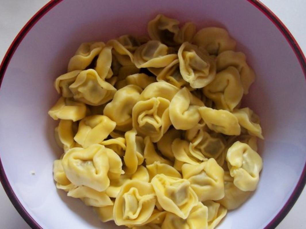 Tortellinisalat mit Tomatendressing und Kräutern - Rezept - kochbar.de