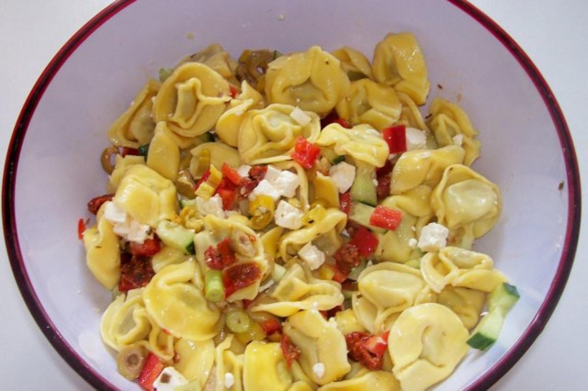 Tortellinisalat mit Tomatendressing und Kräutern - Rezept - Bild Nr. 4