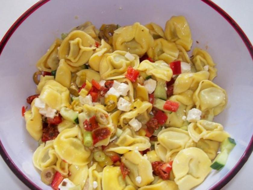 Tortellinisalat mit Tomatendressing und Kräutern - Rezept - kochbar.de