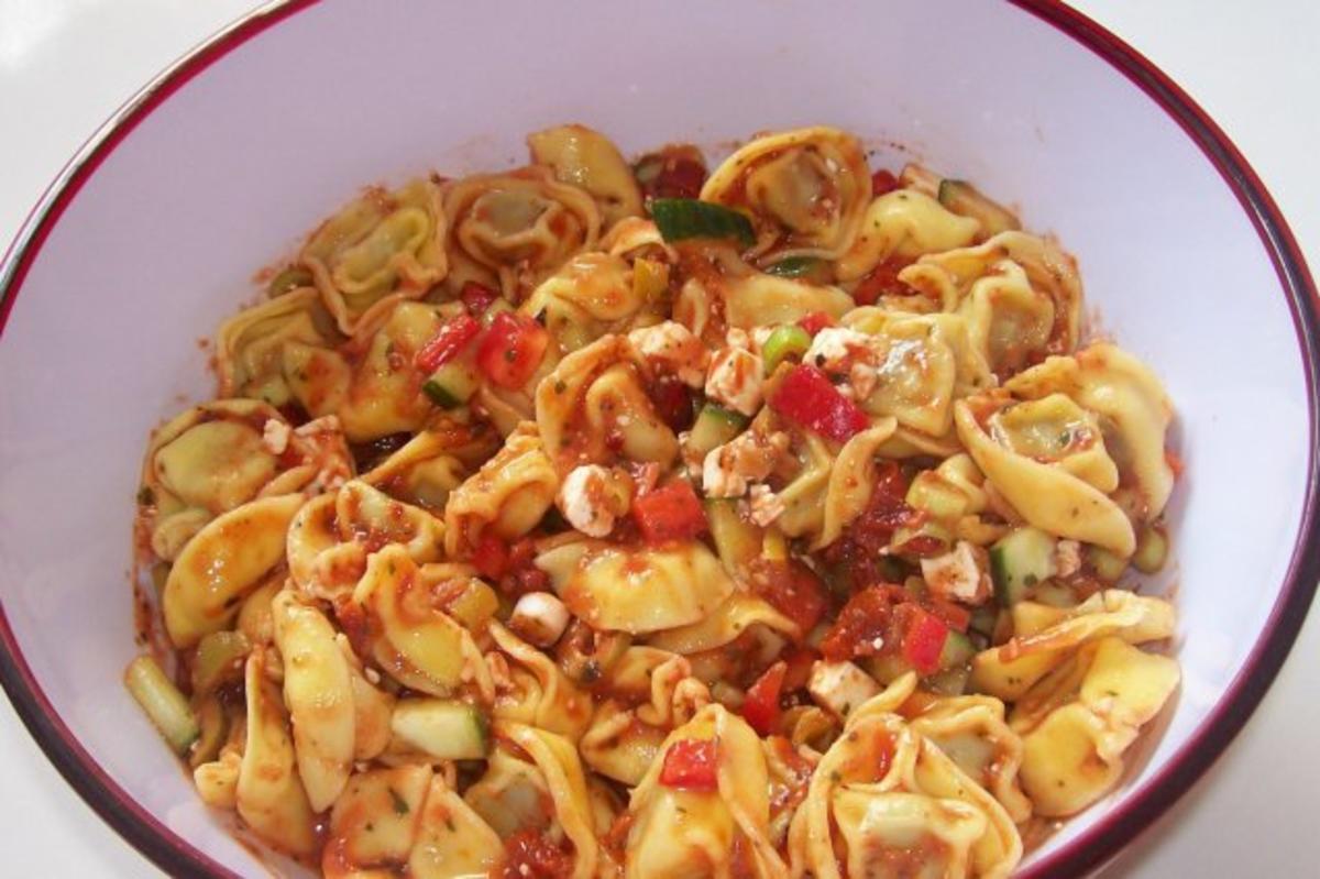 Tortellinisalat mit Tomatendressing und Kräutern - Rezept - Bild Nr. 5